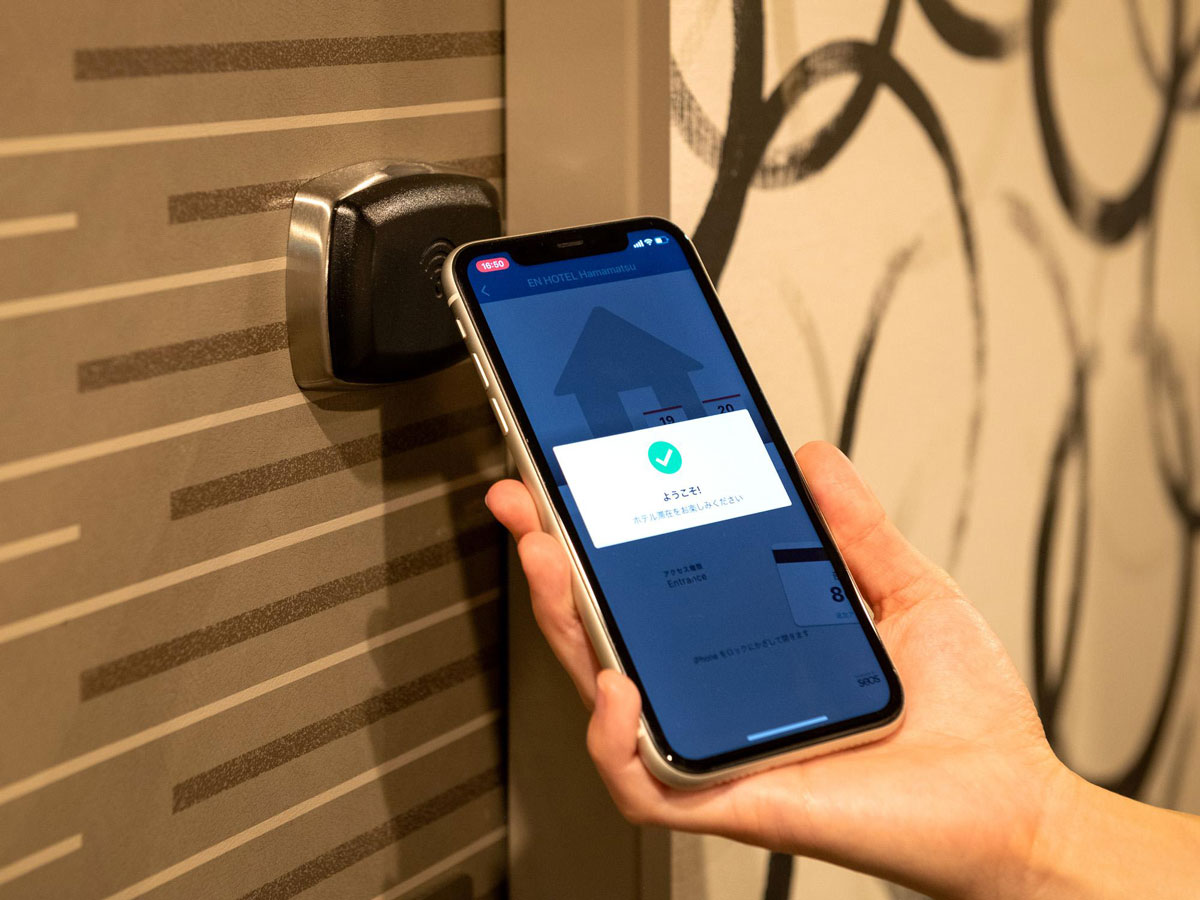 スマホキーは専用アプリをダウンロードし、必要情報を入力することで使用が可能となる