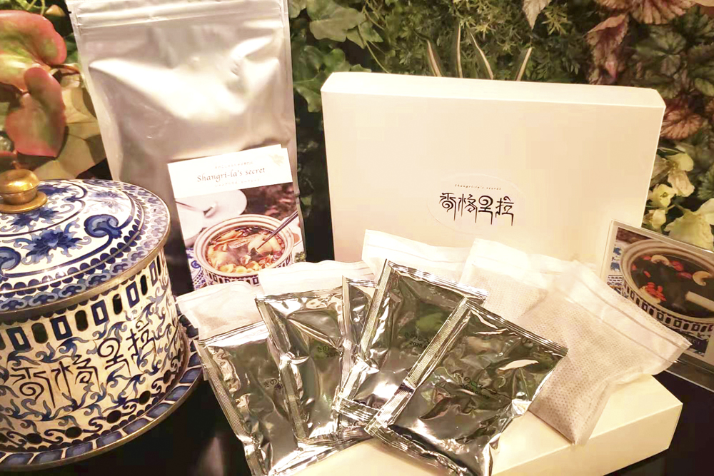 “ブラックスープ”はオンライン商品としても人気だ。滋養強壮やデトックス効果が見込めるなど、免疫力向上が期待できる本商品はコロナ禍にもうれしい商品だ