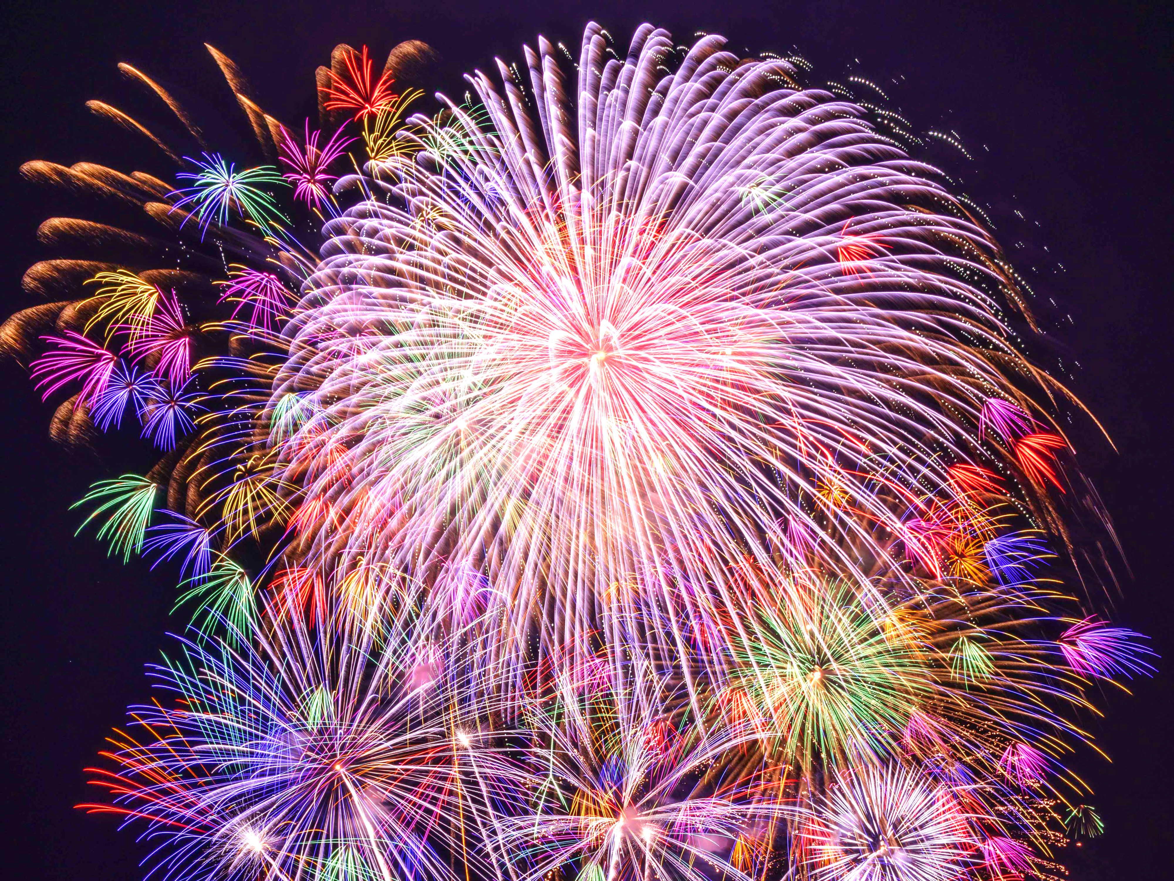 大空を彩る大玉の尺玉花火。“死者を鎮魂する”ということで日本では夏に花火大会が多く開かれるが、今ではイベントのオープニングやエンディングを彩るマストツールとしてもグローバルに愛されている