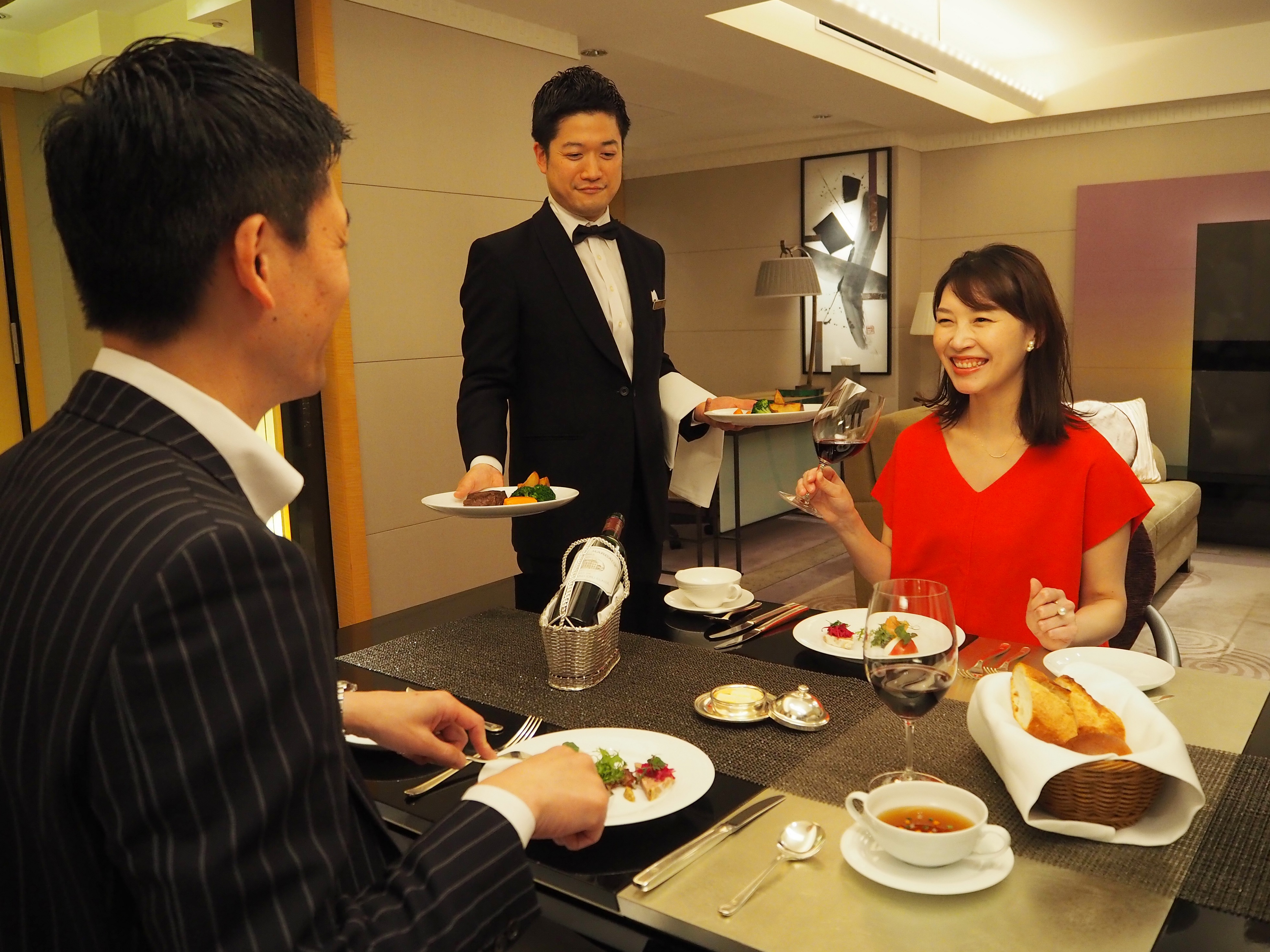 株式会社ニュー・オータニ "我慢の限界"にお応えして、朝から晩まで美酒×美食！あの『スーパールームサービス』が緊急事態宣言延長でさらに進化！