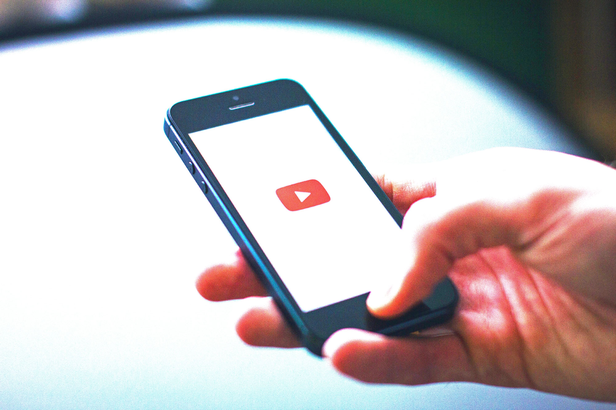 ，最近では「YouTube」の再生回数が時代を示す指標がとなっている。アーティストの新曲初公開がテレビではなく、「YouTube」のアーティスト公式チャンネルで行なわれることが増えているのもその表れのひとつだ