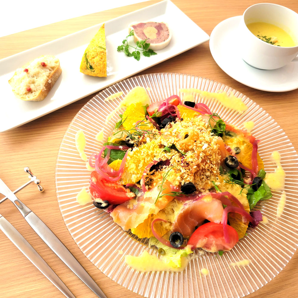 ランチタイムに提供されているサラダランチプレート。ヘルシーだが食べ応えがあると人気だ