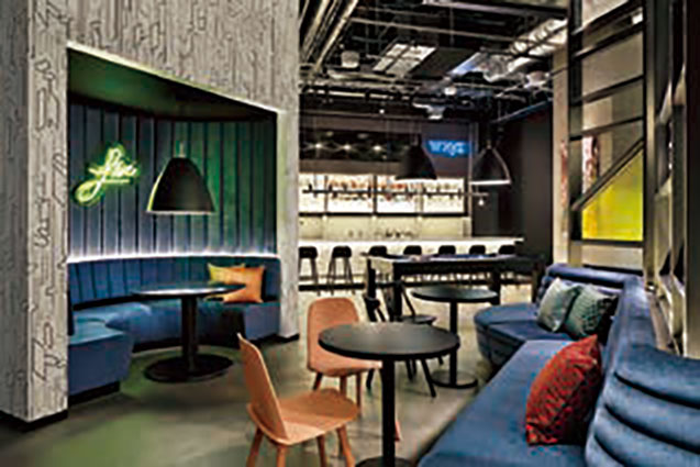 カフェ&バー「RE:MIX LOUNGE AND W XYZ BAR」(46席)。“堂島米会所”に敬意を示したシグネチャーカクテルを用意。また、大阪スクールオブミュージック専門学校との連携で将来の音楽家を育成していくほか、今後はライブ・コンサー「Live@Aloft」を定期開催予定