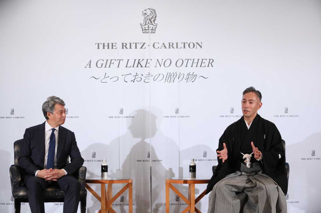 5日の発表会では歌舞伎俳優の市川海老蔵さんを招き、ザ・リッツ・カールトン東京総支配人の田中雄司氏（右）によるトークショーを実施。海老蔵さんより、ザ・リッツ・カールトンホテルの魅力や日本文化の素晴らしさが語られた
