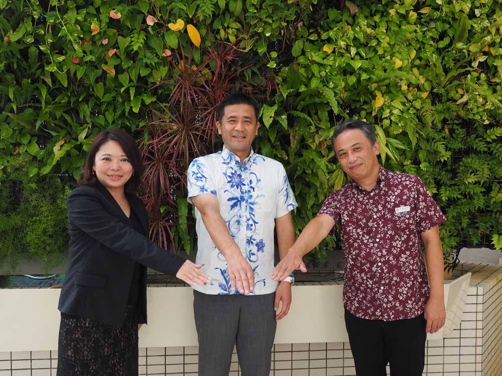 左からロワジールホテル& スパタワー那覇 総支配人の武田寛枝氏、エフネス取締役の荒井達也氏、前田産業ホテルズ統括支配人の石井昭夫氏