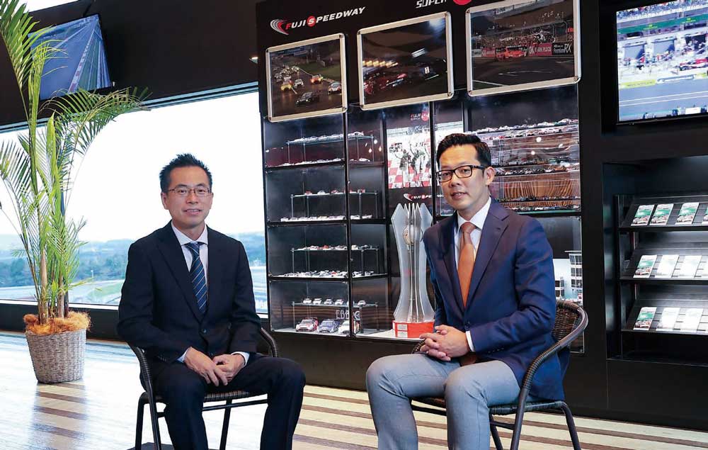 2021年12月3日号　トップインタビュー トヨタグループ 東和不動産（株） 事業開発部 東富士開発準備室　室長  伊奈 和久 氏/富士スピードウェイホテル  総支配人　吉川 源太 氏 