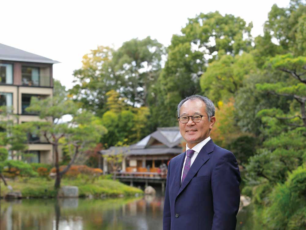 2021年12月10日号　トップインタビュー フォーシーズンズホテル京都 総支配人 岸 琢也 氏