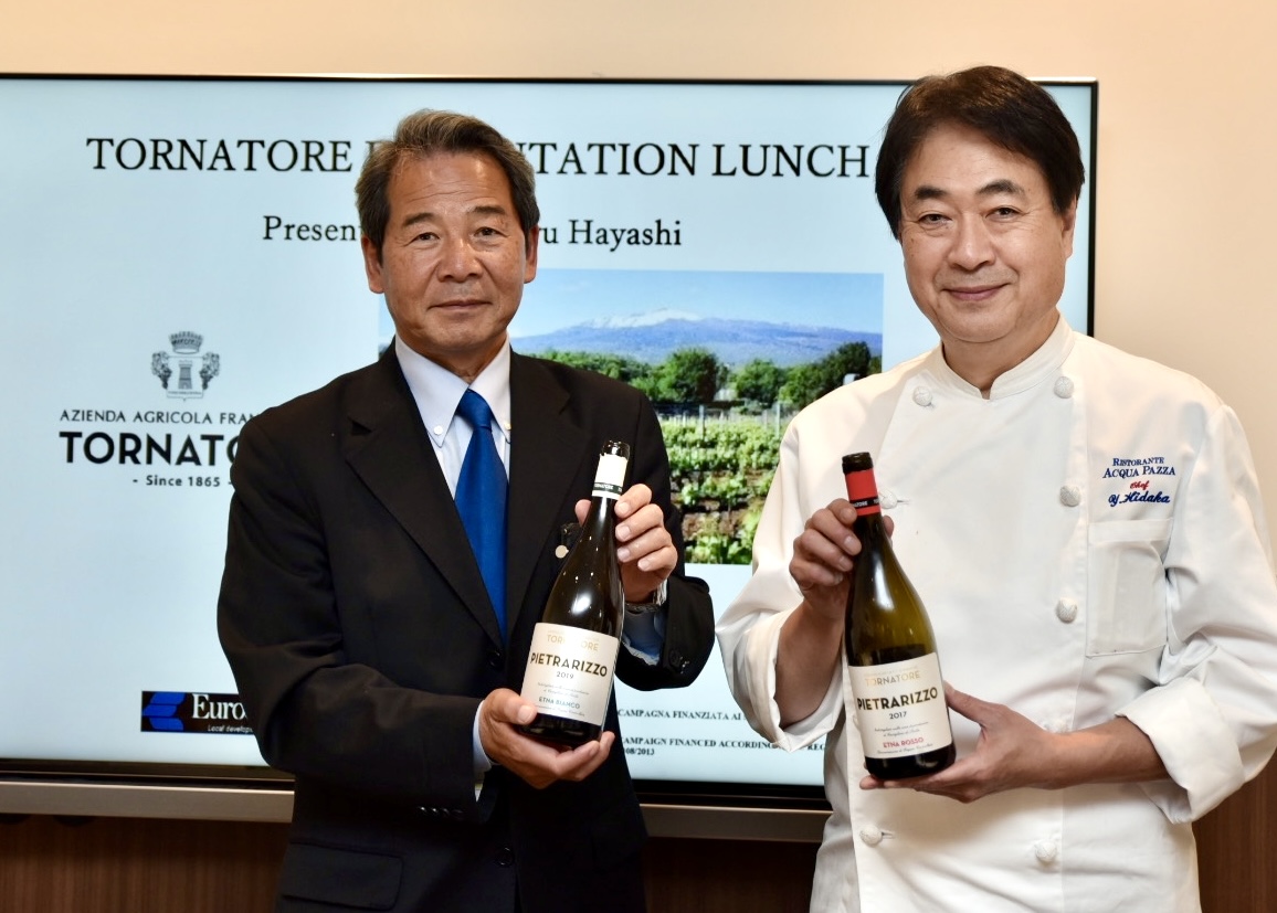 ソロイタリア代表の林茂氏（左）とリストランテ アクアパッツァの日髙良実シェフ（右）