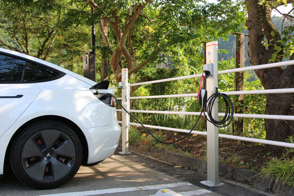 「脱炭素化」への取り組みの 1つとして電気自動車充電サービスを導入