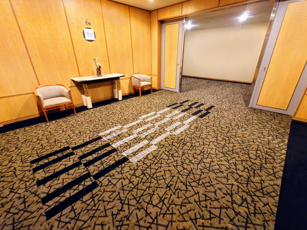 客室階の廊下は片山津温泉などをイメージしデザイン