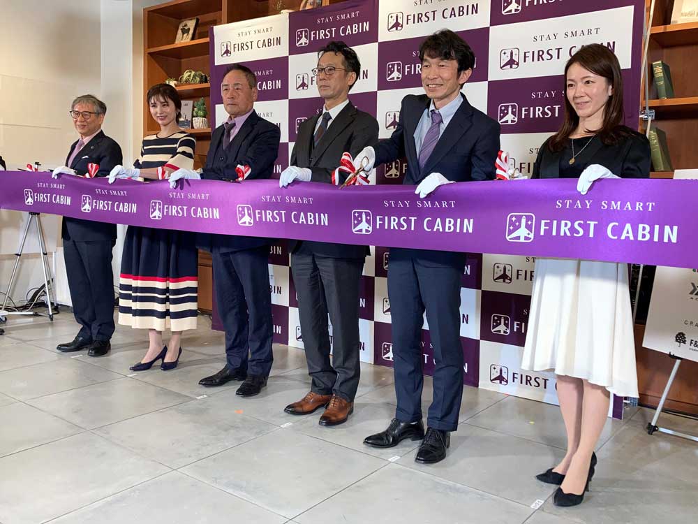テープカット式典。左より、森田正光氏（ファーストキャビンHD取締役）、宇賀さん、村上三郎氏（ファーストキャビンHDのCHO）、米良社長、青木医師、佐久間あすかさん（ファーストキャビンHD取締役）
