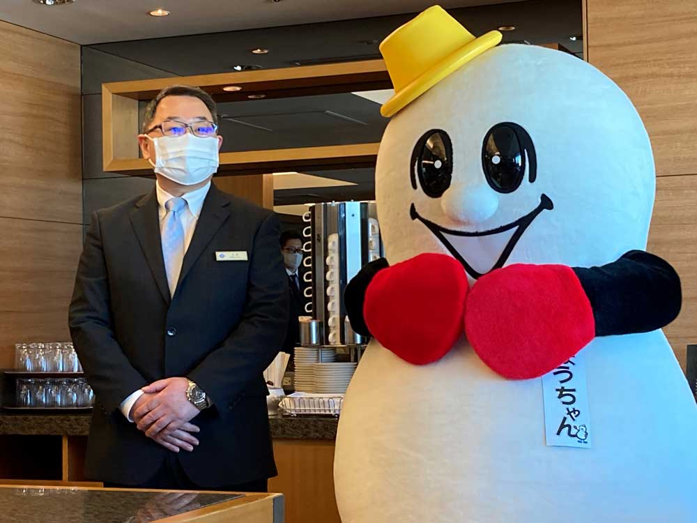 会見にて、ホテルアソシア新横浜の大川雅之総支配人(左)と崎陽軒のキャラクターひょうちゃん