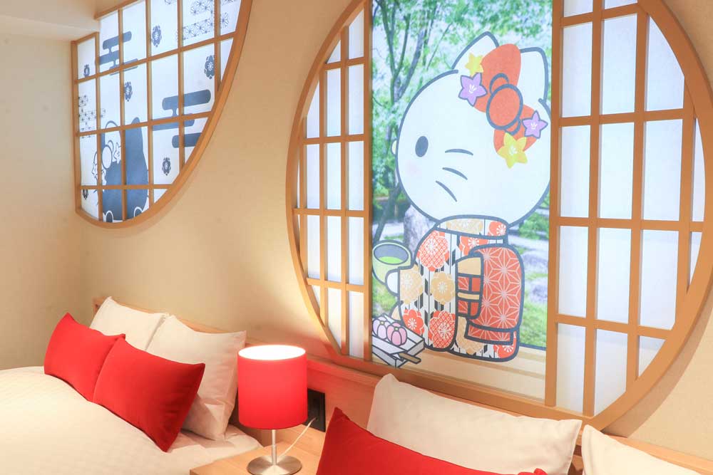 丸窓には和装のハローキティが登場