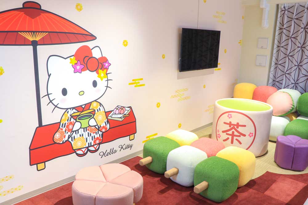 京都の茶屋をモチーフに、団子めいた特注ソファーを配置
