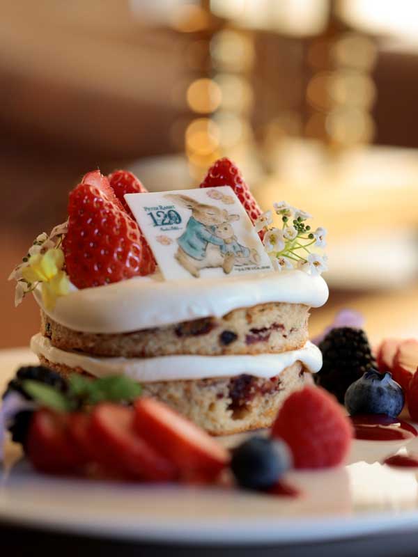 本館 1 階 「ランデブーラウンジ・バー」のピーターラビット™の“バースデー”ケーキ (3,300 円 コーヒーまたは紅茶付・消費税込、サービス料別)