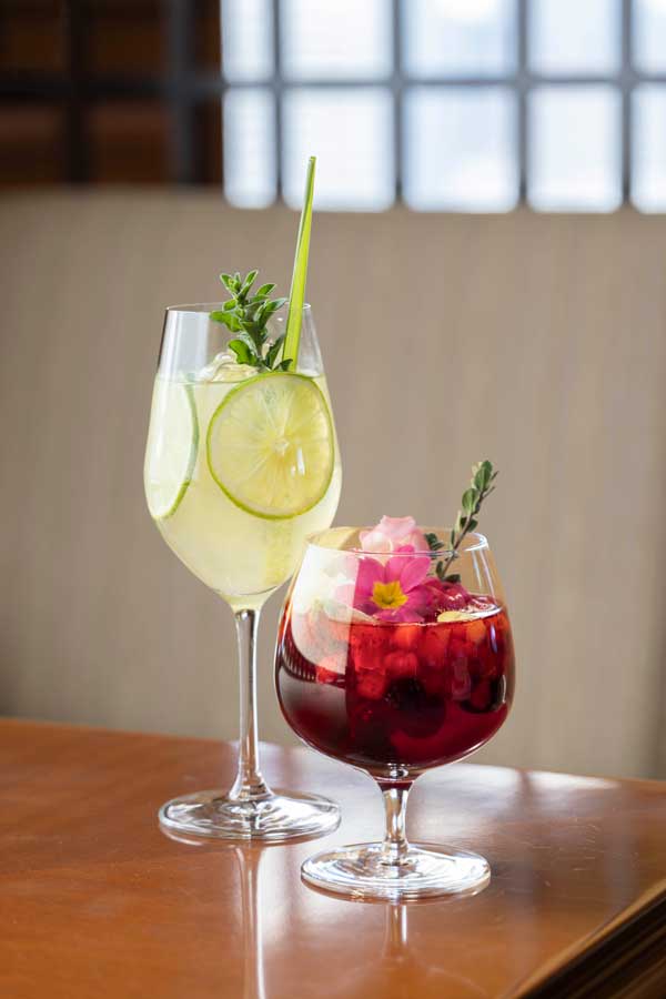 ピーターラビット™の“バースデー”モクテル。左「Mommy's Limeade(マミーズライムエイド)」、「Happy Berry Punch(ハッピーベリーパンチ)」
