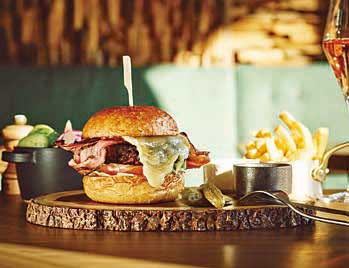 「信州産牛のハンバーガー・フライドポテト、サラダ添え」(130g・3200円/ 200g・3900円)