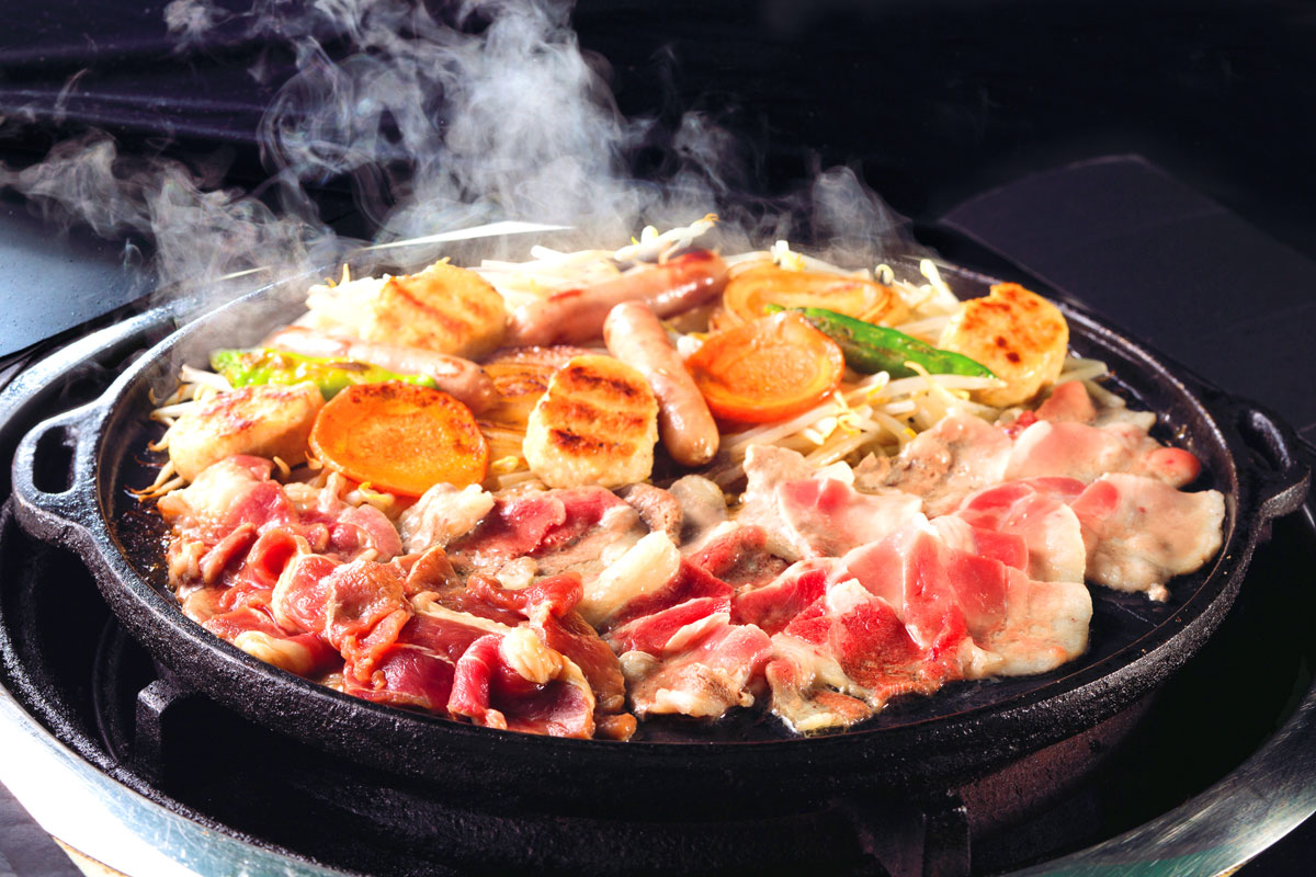 BBQにはラム肉角切り、牛肉2種（カルビ・バラ肉）、豚肉、鶏つくね、ソーセージを食べ放題メニューとしてラインナップした