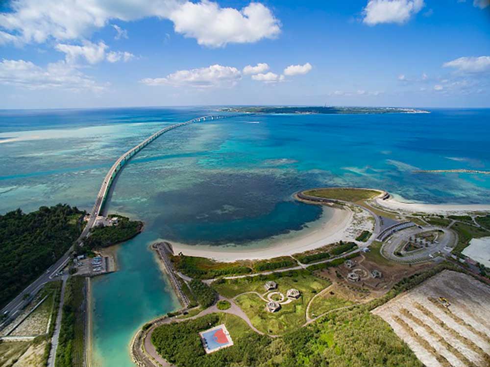 日本の渚 100選に選ばれた沖縄県宮古島佐和田の浜に立地する