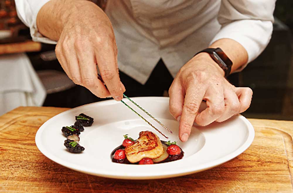 ランチ、ディナーともに 2,500円または 5,000円、8,000円のいずれか