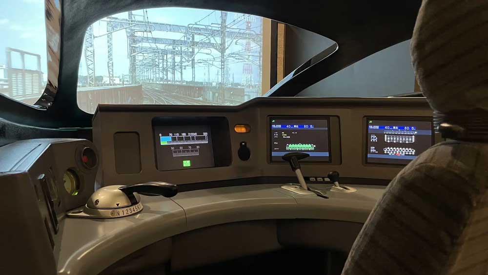 運転台の計器類やハンドル･スイッチなどには実機器を採用したシミュレータ