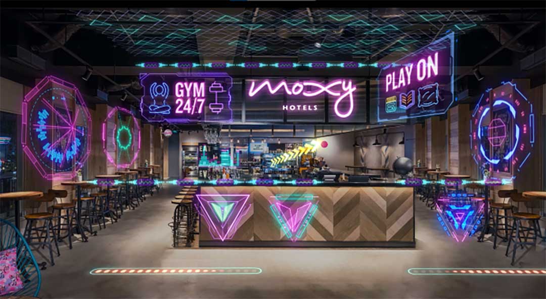モクシーユニバースにあるフロントデスク兼バーカウンターのBar Moxy