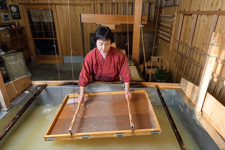 Mino Washi making with finesse