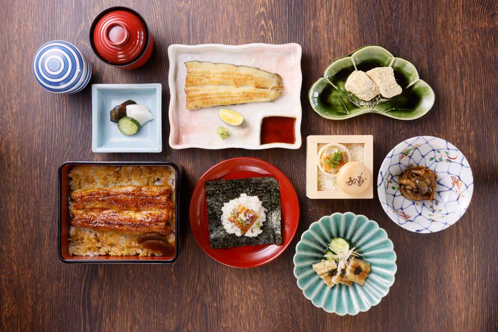 予約で一番人気の「うなぎづくしコース」(1万2100円/うな菊最中・鰻肝煮・鰻の茶碗蒸し・鰻手巻き寿司・鰻白焼 半尾・鰻と胡瓜 キャビア うな重 半尾・お吸い物・新香・一口羊羹・煎茶)
