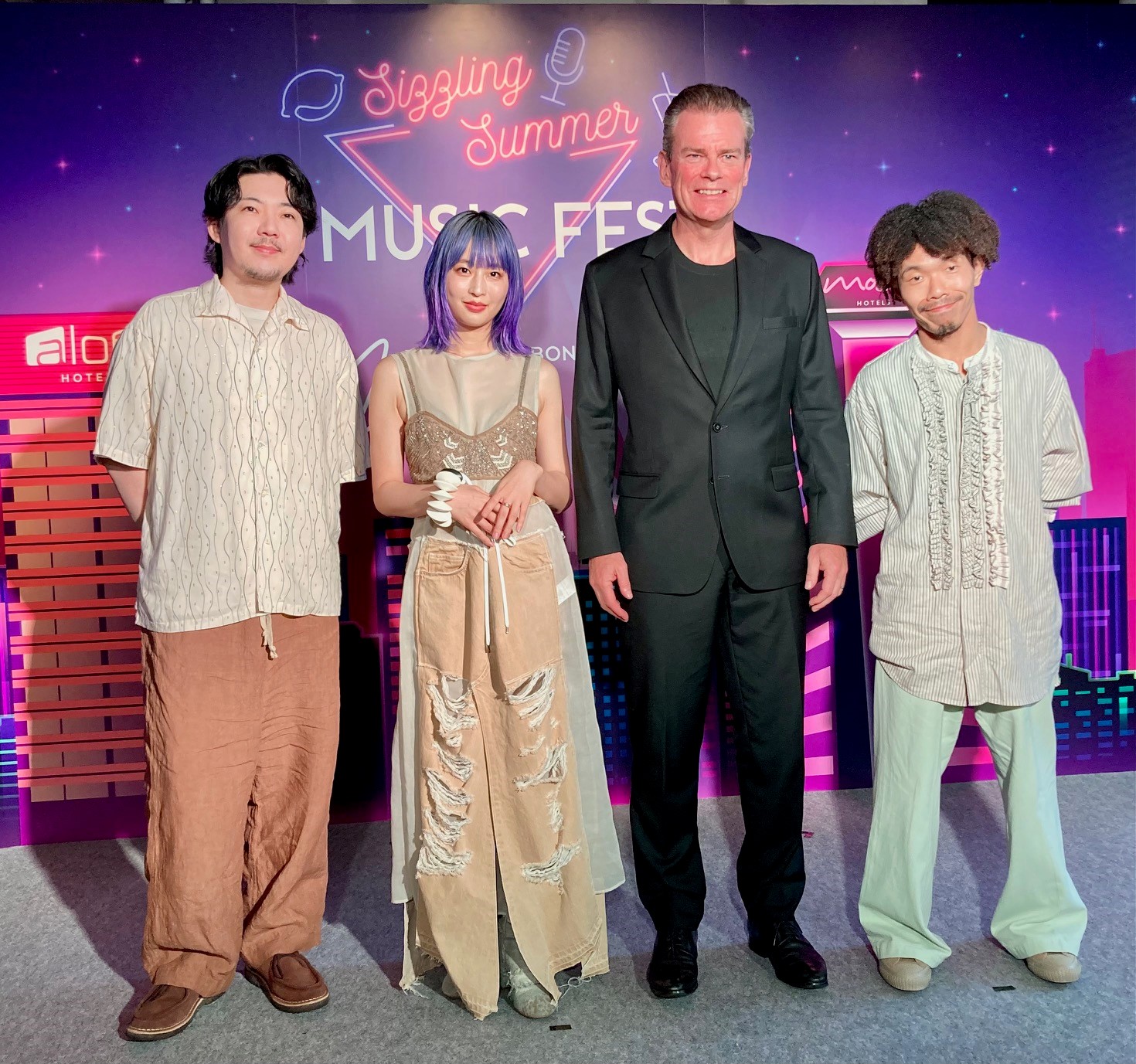 Awesome City Club（左より、atagiさん、PORIN さん、右端モリシーさん）とマリオット・インターナショナル日本・グアム担当 エリアヴァイスプレジデント、カール・ハドソン氏（右から2番目）