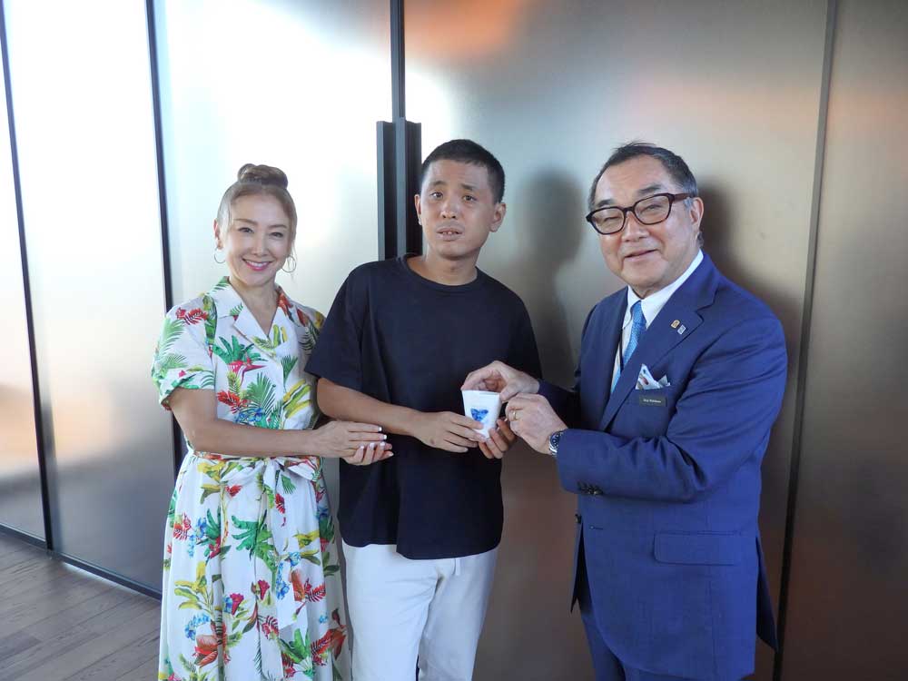 7月28日にはオリジナルマグカップ制作記念交流会が行なわれた。左から一般社団法人 Get in touchの東ちづる代表、衣笠泰介氏、西川克志総支配人