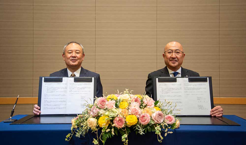 東急ホテルズ＆リゾーツ（株）の村井淳代表取締役社長と、藤田観光（株）の伊勢宜弘代表取締役兼社長執行役員