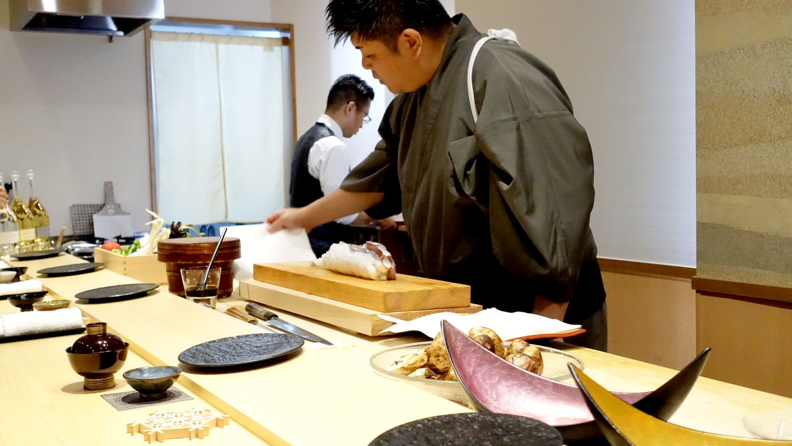 蛸を捌く鮨さくら主人の栗田氏