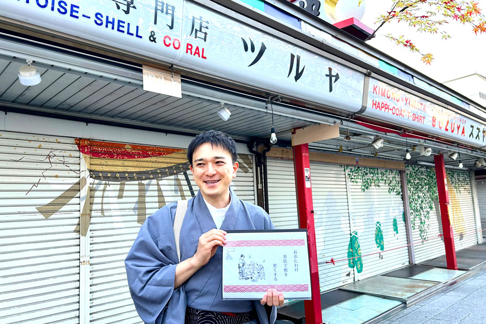 ルーフトップに集合し(※天候により変更)、浅草寺内弁天山で鳴らされる“時の鐘”を聴いてからスタートするご近所アクティビティの“粋だねぇ、明けの浅草さんぽ”。境内各所のトリビアレクチャーや本堂で行われる朝座勤行を拝したりと、浅草寺を存部に堪能できるプログラムになっている。写真はOMOレンジャーが仲見世通りに関するトピックを歴史的背景も織り交ぜながら解説しているところ