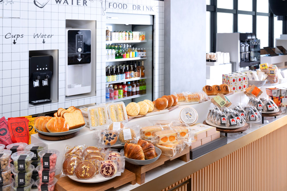 “OMOベース”の“OMO Food & Drink Station”に揃えられた浅草グルメの数々。OMOブランドのオリジナル商品も含め、約80種類の商品が提供されており、食事利用はもちろんだが、軽食や帰館後の晩酌などにも嬉しい商品が数多くセレクトされている。購入だけでなくテーブル等も24時間利用可能となっており、お客さまのタイミングで楽しめるところも嬉しい
