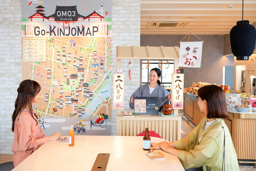 毎夕刻、“OMOベース”で2回開催されるご近所アクティビティの“江戸屋台ミーティング”。浅草は江戸で最初に外食店が生まれたとされており、名店も多い(※諸説あり)。プログラムは、うなぎや天ぷら、すしといった浅草を象徴するグルメについての歴史解説や、浅草グルメ観光の助けとなるOMOレンジャーおススメの店舗の紹介など、お客さまがより快適な浅草滞在をできる内容になっている