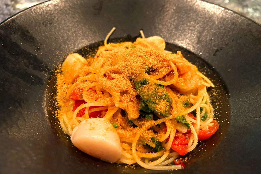 本日のパスタから“ホタテとからすみのペペロンチーノ”。パスタ以外に、アペタイザーやメインディッシュにもその日ならではのメニューがあり、他店ではあまり目にしないアヒージョにも“本日のメニュー”がある