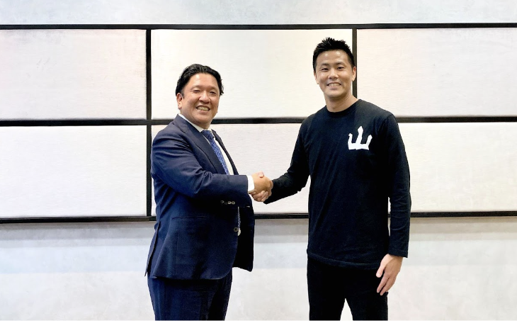 （左から）株式会社日本エスコン 代表取締役社長 伊藤 貴俊氏、ヤマガタデザイングループ 代表取締役 山中 大介氏