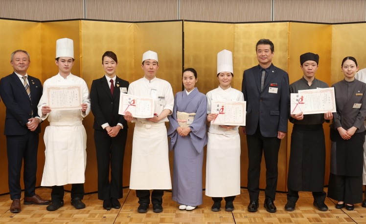 左より、村井淳代表取締役社長。審査員特別賞の渋谷エクセルホテル東急（大熊氏、吉川氏）、グランプリのセルリアンタワー東急ホテル（池田氏、熊谷 氏）、準グランプリの新大阪江坂東急 REI ホテル（上船氏、北原氏）、審査員特別賞のTHE HOTEL HIGASHIYAMA by Kyoto Tokyu Hotel（勝見氏、毎熊氏）