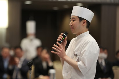自身の作品を審査員に説明する池田 喬氏