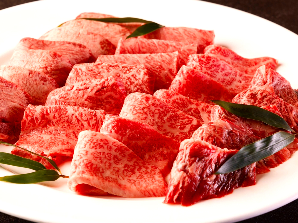 焼肉用にはA５和牛の各部位が用意されている。カルビやロースに限らず、牛タンも食べ放題というから太っ腹だ。サーロインは焼きすきにして楽しむこともできる