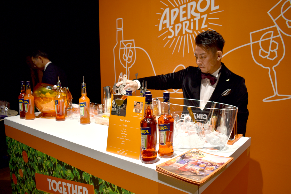 APEROLコーナーで来場者にカクテルを提供する山本氏