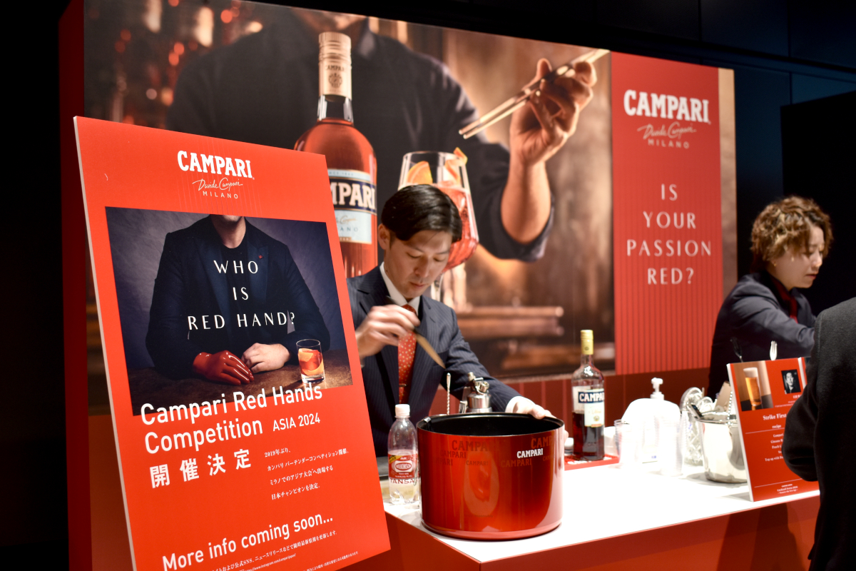 CAMPARIコーナーで来場者にカクテルを提供する眞野氏と石岡氏