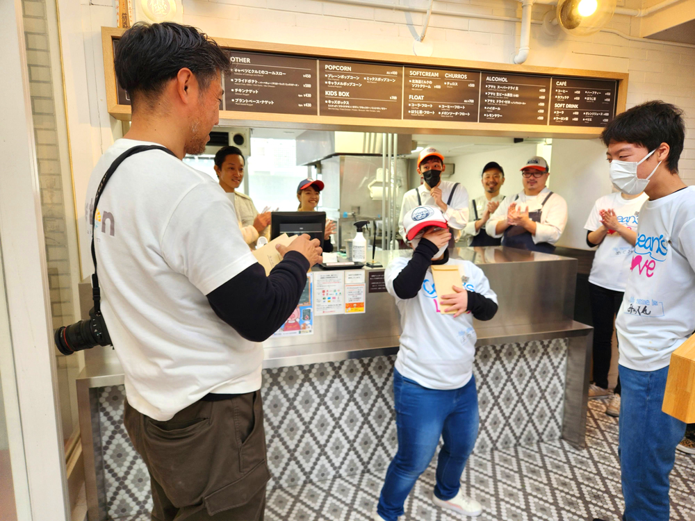 お給料を貰って、感極まった子も。中にはその経験から、「働くことでお給料がもらえる」という社会の構図が理解できた子もいたという