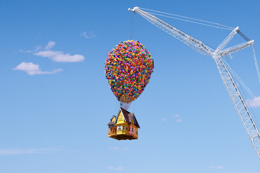 うたた寝をさそう空⾶ぶ家: ディズニーとピクサーを代表する、空に浮くあの家。ニューメキシコ州アビキューの⾵光明媚な⾚い岩に囲 まれ、8,000個以上の⾵船が飾られたカールじいさんの家が細部まで再現
