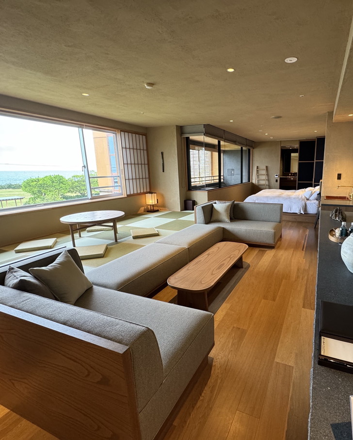 新設した2室を1室(71.45㎡)に拡張したスイートルーム仕様の客室。館内は全室無料Wi-Fi完備