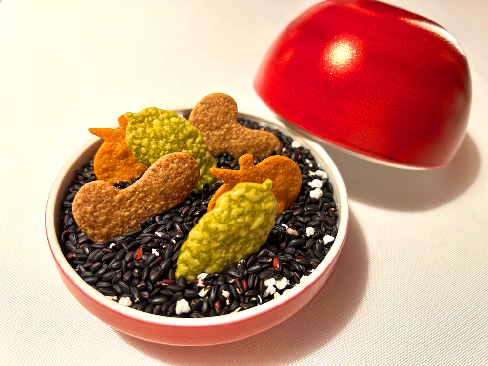 コースのはじめに提供される“野菜のクロッカンテ”。 赤がトマト、緑がバジル、茶色がポルチーニをベースに作られており、力強い味わいにその後に続く“Verdure”への期待が刺激される