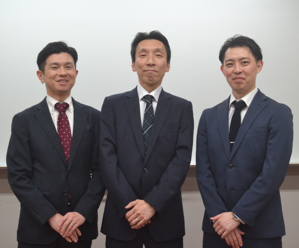 横浜五日会（写真左から）会計幹事の吉田 雄輔氏（JR東日本ホテルメッツ 横浜桜木町）、総幹事の藤本 真二氏（ラグナスイート新横浜 宿泊部 時間帯責任者）、広報幹事の田村 亨介氏（ホテルリソル横浜桜木町）