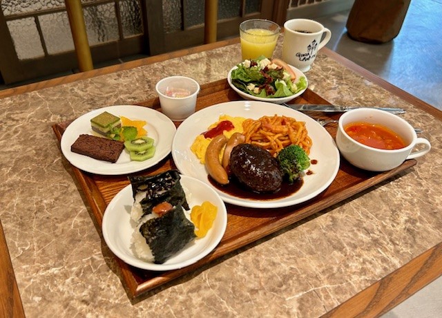 朝食7:00~10:00(最終入店、1名3,000円)で提供。インバウンド用に「納豆の食べ方」動画で解説するなど、日本の食文化の伝達にも寄与していく。提供する和・洋食はブッフェ形式、加えてオーダー式おにぎり(具材10種以上)も用意