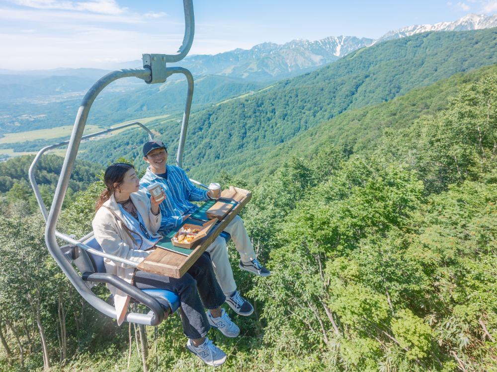 片道18分の空中遊覧で朝食を堪能、白馬アルプスホテルが空飛ぶレストラン「Breakfast in the sky」提供開始