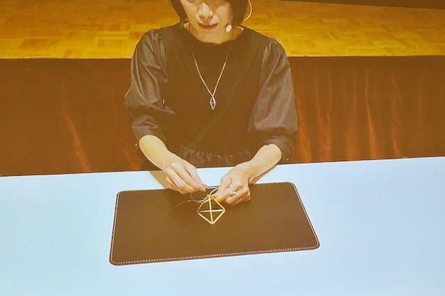 屋外装飾アートの一つ「ヒンメリ」(フィンランドの伝統的なクリスマスの装飾品)の第一人者・大岡真奈さんによるワークショップも行なわれた